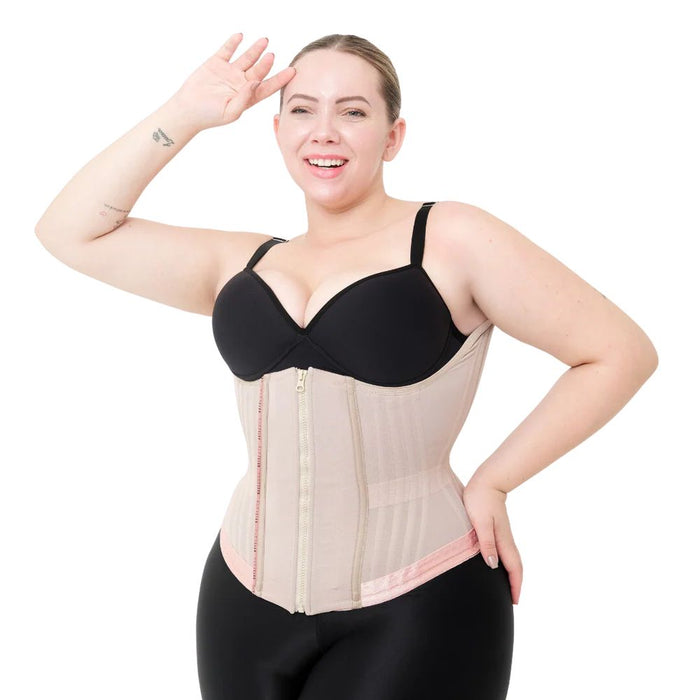Exemplo de como a cinta modeladora funciona no corpo feminino modelando a cintura e reduzindo medidas.